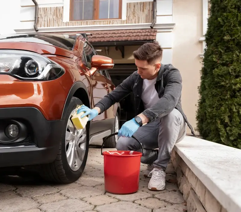 Lavage auto à domicile Morières-lès-Avignon : professionnel intervenant sur un véhicule